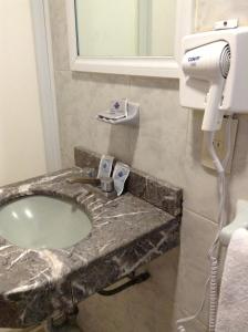 墨西哥城亚速尔群岛酒店的浴室配有盥洗盆和吹风机