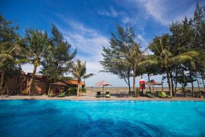 岑山凡柴度假酒店的棕榈树海滩旁的游泳池