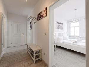 莱比锡City Park Apartments - #1-8 - Stilvolle Apartments zentrumsnah的白色的客房配有一张床和一张桌子