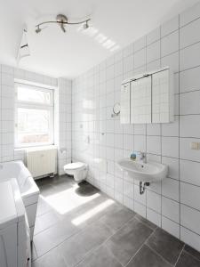 莱比锡City Park Apartments - #1-8 - Stilvolle Apartments zentrumsnah的白色的浴室设有水槽和卫生间。