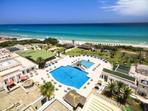马赫迪耶Hotel Club El Borj的享有带游泳池和海洋的度假村的空中景致