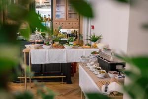 贝尔格莱德公共之家酒店的厨房配有餐桌和食物