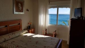 Apartment Albufereta with sea view客房内的一张或多张床位