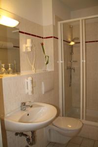 卑尔根露嘉德酒店的一间带水槽、卫生间和淋浴的浴室