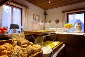 圣吉尔根Hotel Garni Wenglhof的厨房里放着一篮面包和其他食物