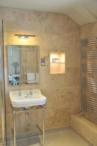 Babcary红狮宾馆的一间带水槽和镜子的浴室