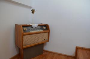 格克切达镇Son Vapur Butik Otel的旧收音机坐在房间的角落里
