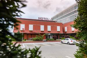 蒂米什瓦拉Hotel Torontal的停车场内有停车位的酒店