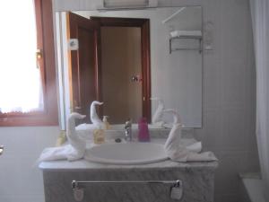 GibajaCasa Pardo的一间带水槽和镜子的浴室
