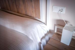 GalveHotel Rural Casa La Era的一间卧室配有一张带木制床头板的床