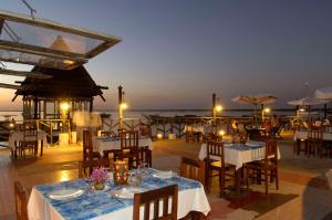 济金绍尔卡迪安多玛泽酒店的一间设有桌椅的海洋餐厅
