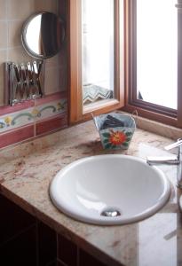 埃斯帕桑特港欧普兰提奥酒店的浴室设有白色水槽和镜子