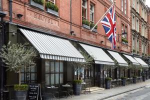伦敦考文特花园酒店的街上有一顶带英国国旗的建筑