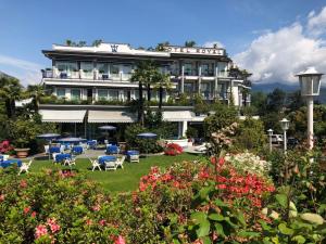 斯特雷萨皇家酒店的一座带椅子和鲜花的花园的酒店
