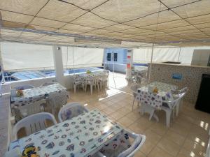 博德鲁姆玛哈巴旅馆的船上的带桌椅的用餐室