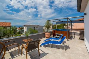 茨里克韦尼察Relax Derossi的阳台设有带蓝色椅子和桌子的庭院。