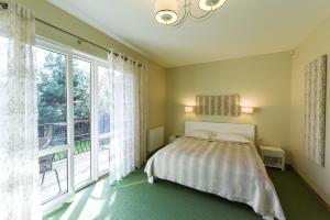 帕兰加维拉莱维塔酒店的一间卧室设有一张床和一个大窗户