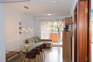 拉奥利瓦Caleta Relax - Apartamento Fuerteventura Apartment的客厅配有玻璃桌和沙发