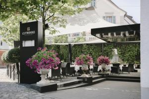 费尔德基希古特文斯基亚酒店的一间带桌椅和鲜花的餐厅