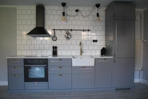 斯塔德Charmigt i centrala Ystad的一间带炉灶的厨房和一台电视。