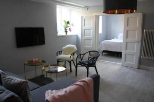 斯塔德Charmigt i centrala Ystad的客厅配有沙发、椅子和1张床