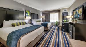 FranklinCypress Bayou Casino Hotel的酒店客房配有两张床和一张书桌