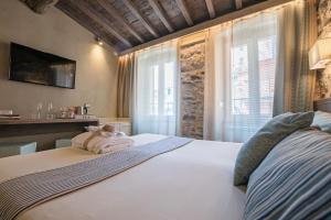 里奥马哲雷斯特里奥 - 旅馆的卧室配有一张大白色床和窗户