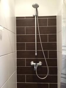 布伦瑞克feelgood Apartments - Apartment Chic的瓷砖浴室内带软管的淋浴