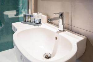 里奥马哲雷斯特里奥 - 旅馆的浴室配有带灰泥的白色水槽