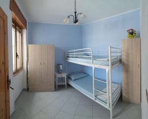 丽都玛里尼Appartamento Pesce的蓝色墙壁的客房内的双层床