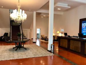 沃尔塔雷东达伊斯科拉河景酒店的客厅配有桌子和吊灯