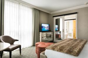 西哈特福德德拉马西哈特福德酒店的酒店客房,配有床和电视