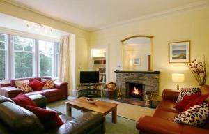 牛顿莫尔Netherwood House的客厅设有两张沙发和一个壁炉