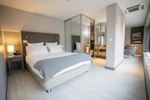 波哥大Hotel CityFlats的卧室配有一张白色大床和镜子