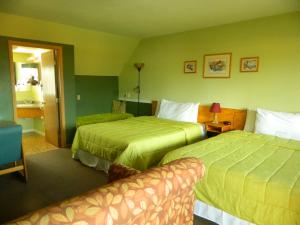 利文斯顿乡村汽车酒店的酒店客房,设有两张床和一张沙发