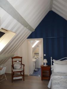 Séris菲尔美皮查尔德酒店的卧室拥有蓝色和白色的天花板和椅子