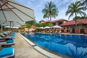 珍南海滩兰卡威卡萨德尔玛尔度假酒店的一个带躺椅和遮阳伞的大型游泳池