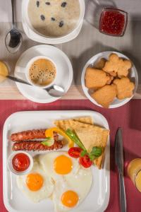 比什凯克比什凯克弗图罗酒店的包括鸡蛋和烤面包的早餐盘