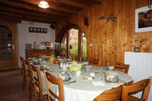 MontromantAuberge du Thiollet的用餐室配有带椅子的长桌和桌布