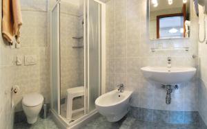 莱维科特尔梅Villa Flora的一间带水槽、淋浴和卫生间的浴室