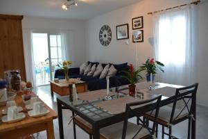 奥尔索拉Tabaibita的客厅配有桌子和蓝色沙发