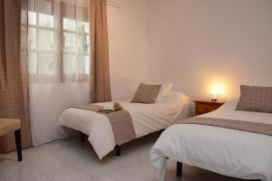 奥尔索拉Tabaibita的酒店客房设有两张床和窗户。