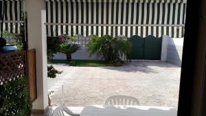 托雷奇安卡Casa Rosy的庭院设有白色的围栏和桌椅。