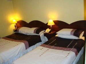 沃特福德安克雷奇酒店的酒店客房带两张床和电话