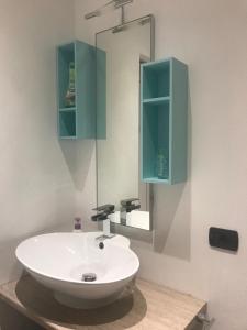 斯培西亚Il Nido da Chiara的浴室设有白色水槽和镜子