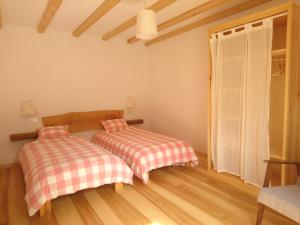 安索Casa Turreta的一间卧室设有两张床和窗户。