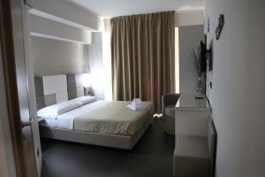 拉默齐亚泰尔默美梦机场酒店的酒店客房,配有床和电视
