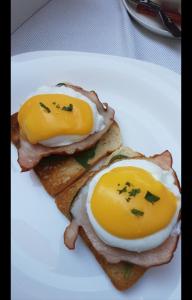 克卢日-纳波卡Le Petit Paris的白盘烤面包上两个鸡蛋