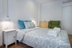 略夫雷加特河畔奥斯皮塔莱特诺坎普精品酒店的一间卧室配有一张床和一把绿色椅子
