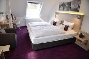 博帕德坦纳海姆酒店的卧室配有一张白色大床